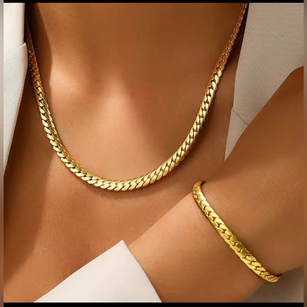 Elegant 18K Gold-Plated stainless steel necklace with bracelet